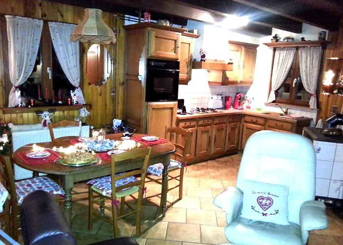 Chalet Spacious For 4 In Hommert